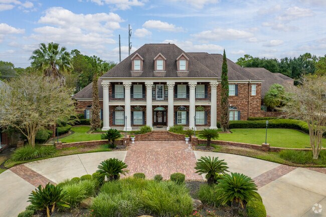 Many historic colonial homes can be seen throughout Nederland.