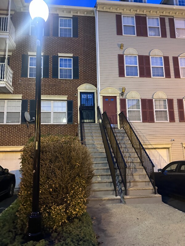 212 Matthews Dr, Newark, NJ 07103