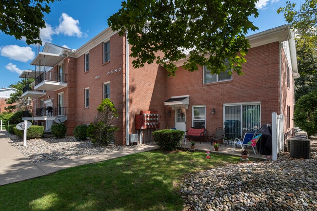 Cresthaven Apartments, Toledo, OH 43614 - photo 6