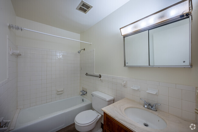 1BR, 1BA - 720SF - Bathroom