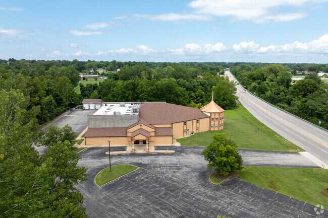 St. Louis Unified School sits conveniently on Lucas & Hunt Road.