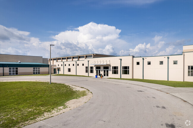 Dunbar High School in Fort Myers has a student to teacher ratio of 19:1.