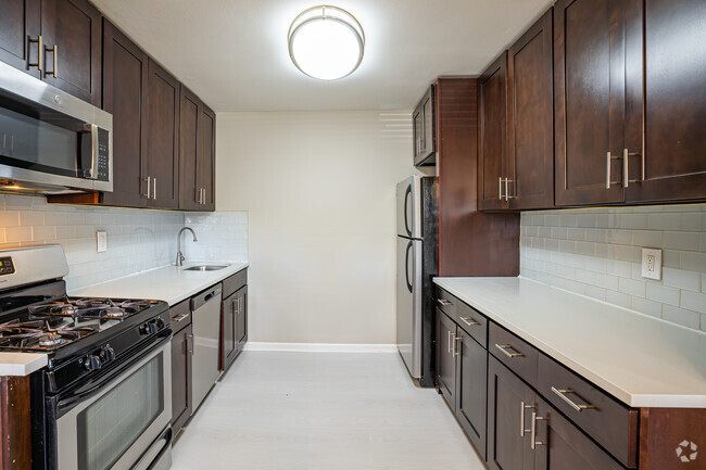 2BR, 2BA - 955SF - Kitchen