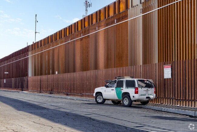 El Centro is just 15 miles from the Calexico-Mexicali border crossing, offering easy access to Mexico.