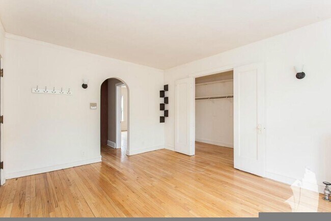 2100 W Ainslie St unit 2100-E2, Chicago, IL 60625 - photo 5