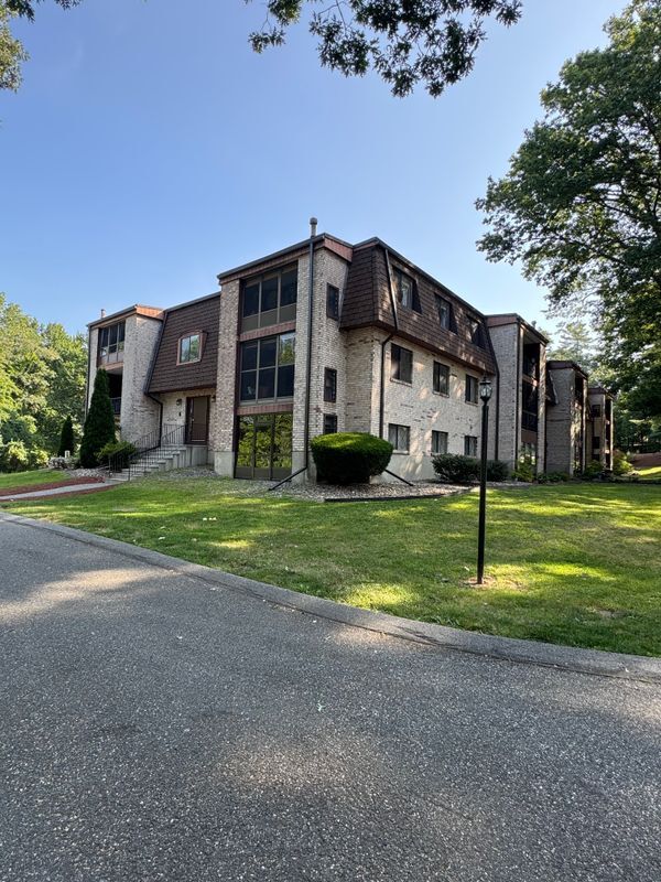 6 Greenbriar Dr, North Reading, MA 01864