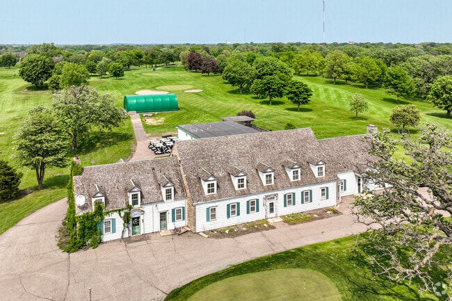 Residents are within walking distance of the University of Minnesota’s public golf course.