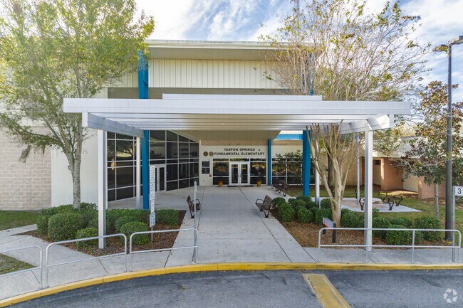 Tarpon Springs Fundamental Elementary has 269 students in grades K-5.