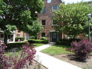 4312 W Shamrock Ln unit 2G, McHenry, IL 60050 - photo 1