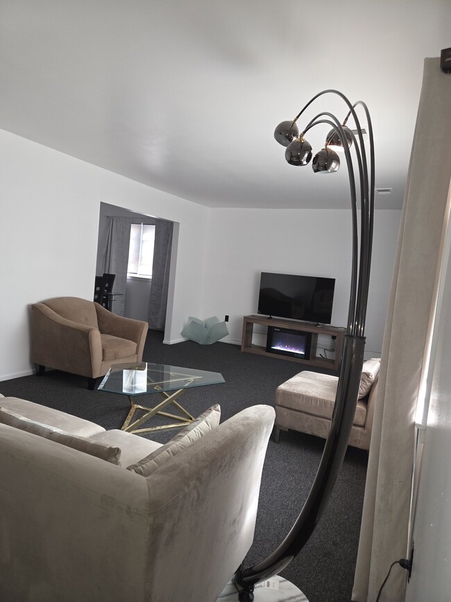 213 E 9th Ave unit 3 bedroom apartment, Roselle, NJ 07203 - photo 4