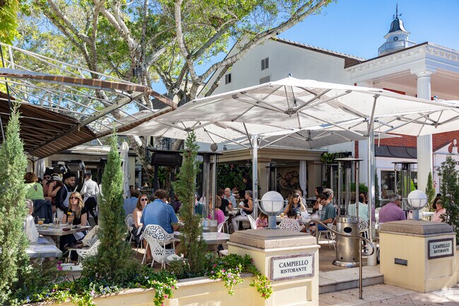 Port Royal residents will find plenty of shopping and dining options in Old Naples.