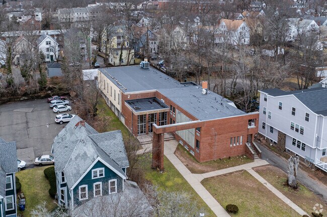 Welcome to the Yeshiva Gedolah Rabbinical Institute at 300 Norton St, New Haven, CT 06511.