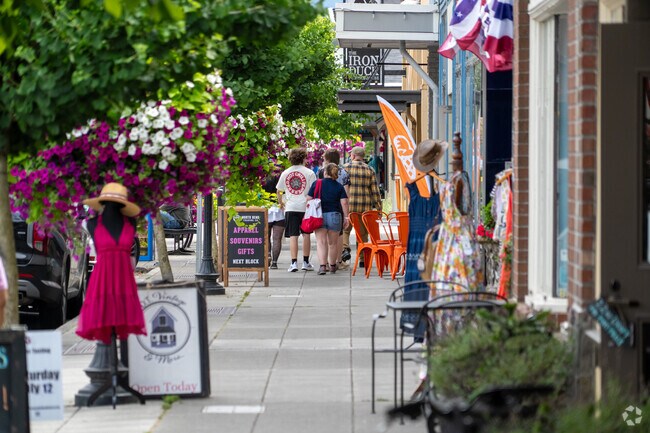 Nearby is South Fork General Store and the adjacent South Fork restaurant, which specializes in Pacific Northwest dishes.