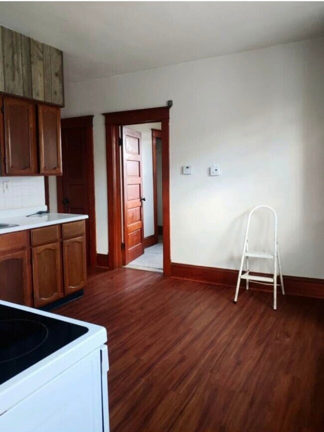 98 2nd Ave Unit 1b, Watervliet, NY 12189