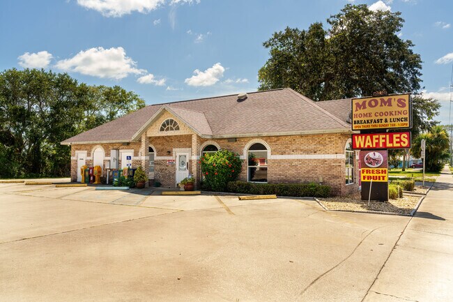 On weekends, Central Mainland residents flock to Mom's Home Cooking for homemade breakfast.