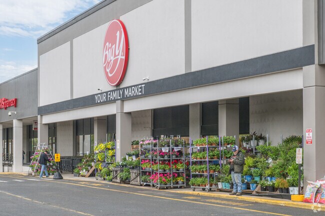 Supermarkets close to Florida include the Big Y in North Adams.