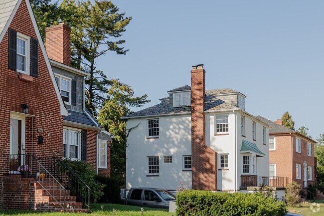 West Hills single-family homes come in styles like Georgian, Colonial, and Cottage.