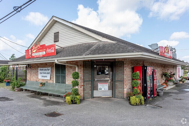 Arabi Food Store has been serving fresh meals in Arabi since 1973.