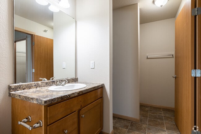 2BR, 2BA - 1,054SF