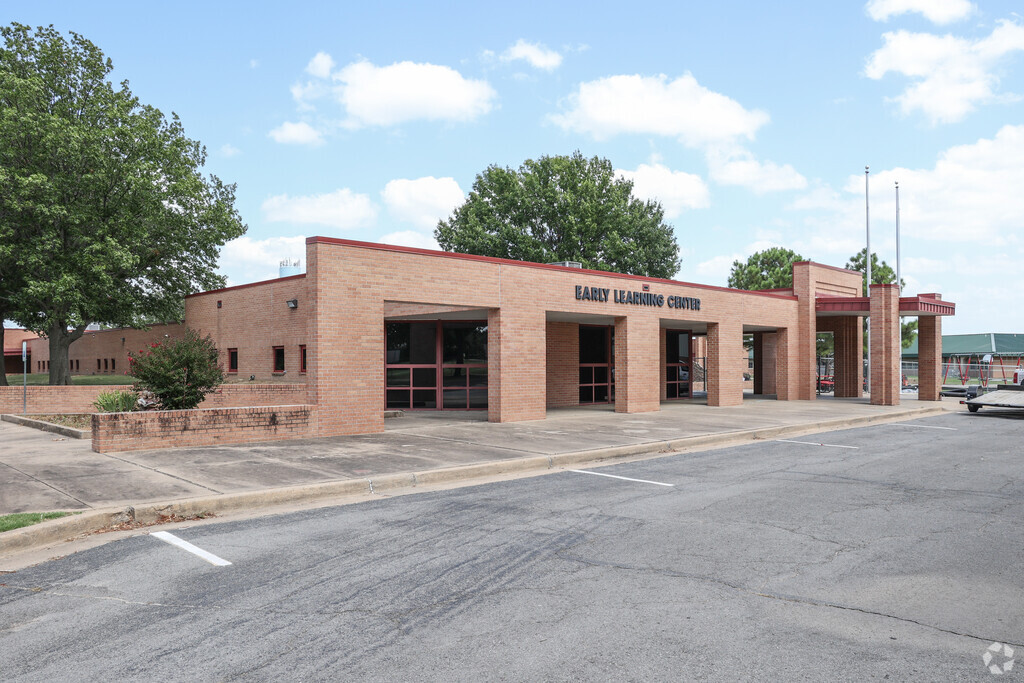 Fort Gibson Early Learning Center serves students in Pre-K through 2nd grade.