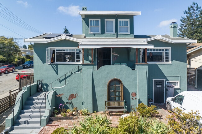 Large, single-family homes are found in the Lynn neighborhood.