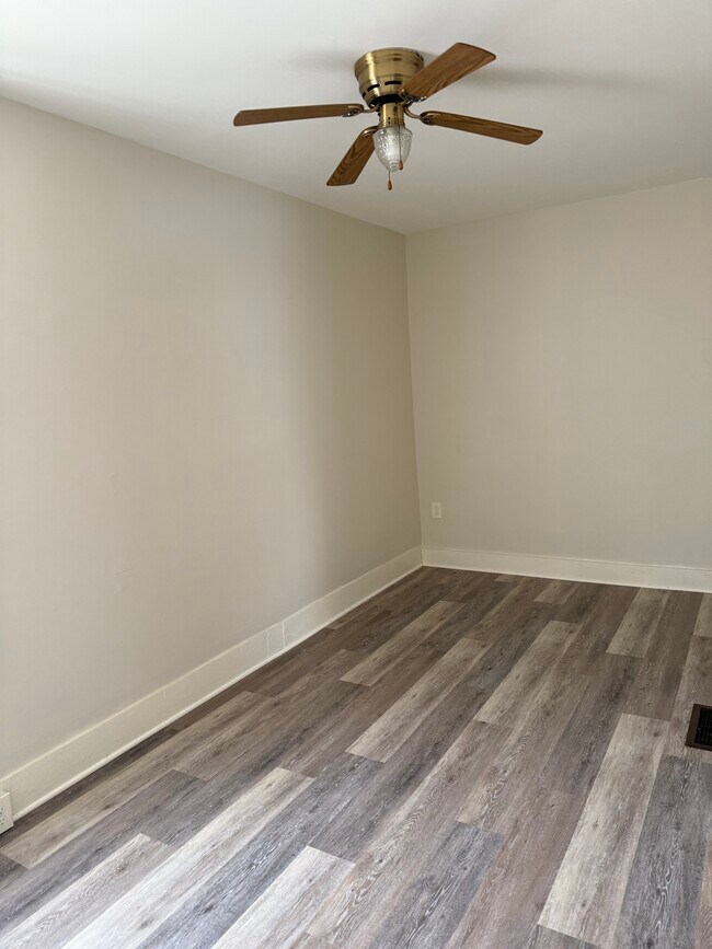 813 W Saint James St, Peoria, IL 61606 - photo 4