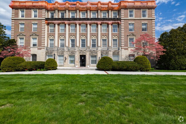 About The Balmoral, Andover MA | HOAs, Reviews, Amenities