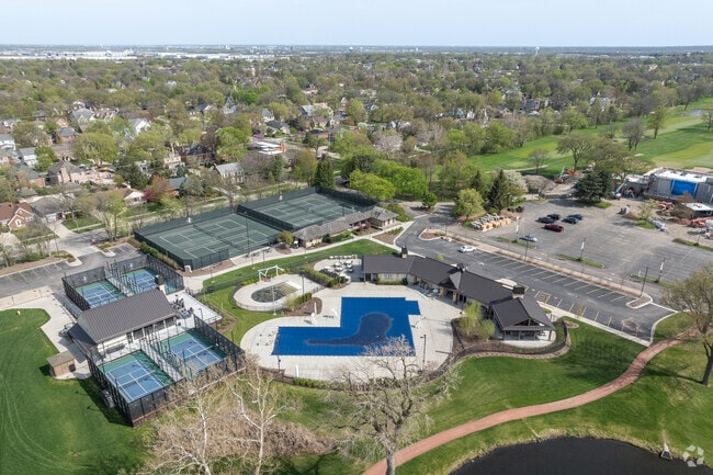 La Grange Country Club has paddle & tennis courts, a swimming pool, and multiple dining venues.