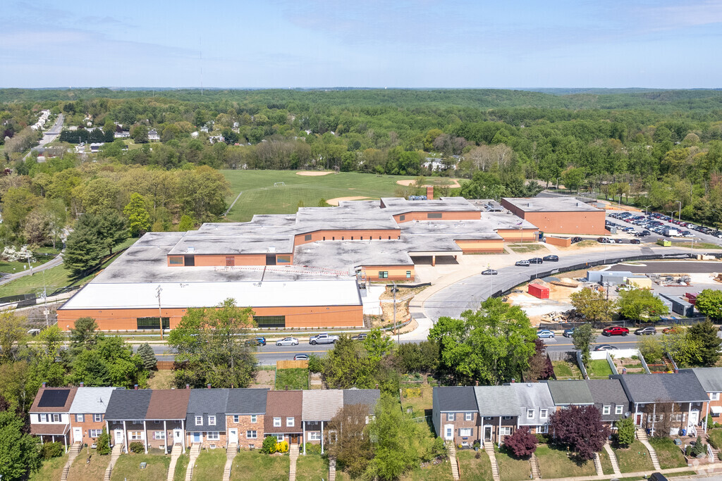 Pine Grove Middle School has a student-teacher ratio of 15 to 1.