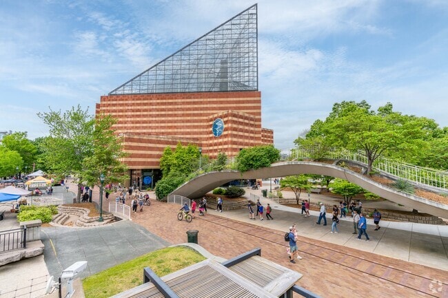 The Chattanooga Aquarium makes for a great activity for families in Brainerd Hills.