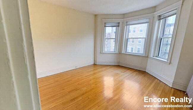 106 Queensberry St unit 16, Boston, MA 02215 - photo 4