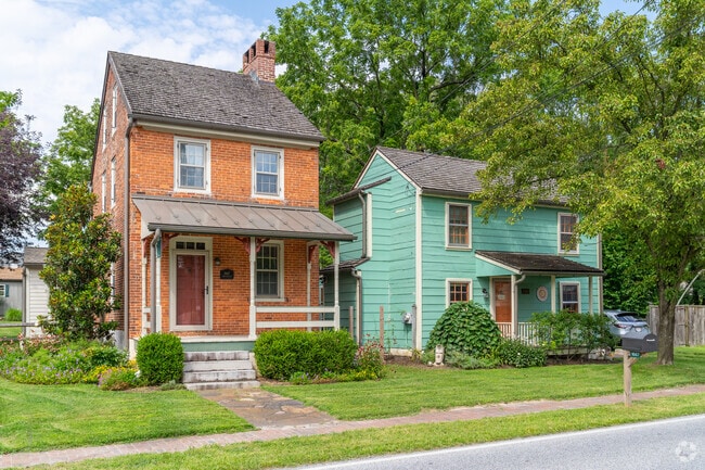 American Foursquare homes dating from the early 1800s are found throughout East Fallowfield.