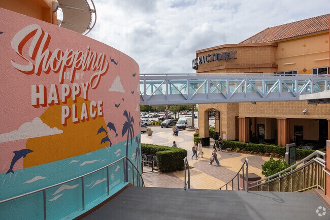 Shopping and dining are popular pastimes in Fontainebleau Park West.