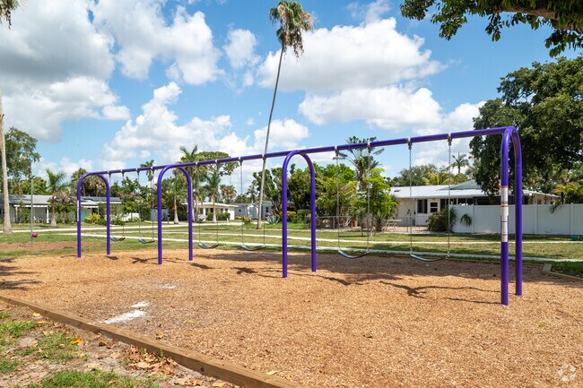 Moms looking to bring their kids to blow off steam can head over to Jefferson Park in the center of Palm Lee Park.