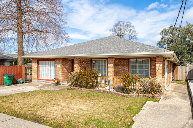 Harvard Estates’ sidewalk-lined streets primarily feature brick ranch-style homes.