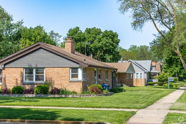Small ranch style rows of homes line the streets of Blackhawk Aurora.