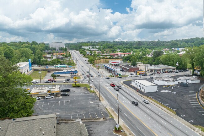 Perkerson connects residents to nearby shopping, dining, and urban conveniences.