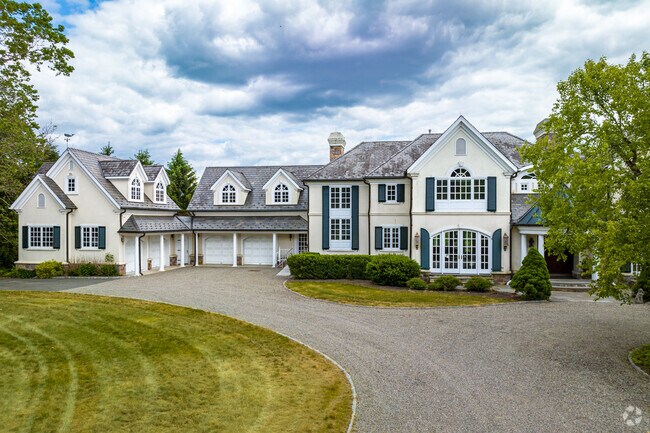 Peapack & Gladstone is known for its stately mansions and well-preserved colonial homes.