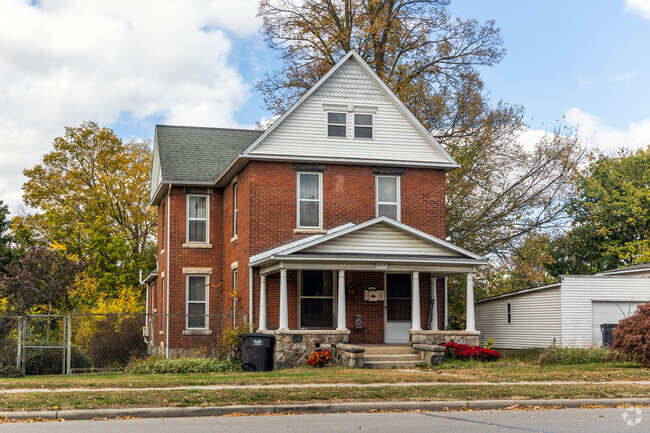 First residents can admire some of the larger homes in the area from the 20th century.