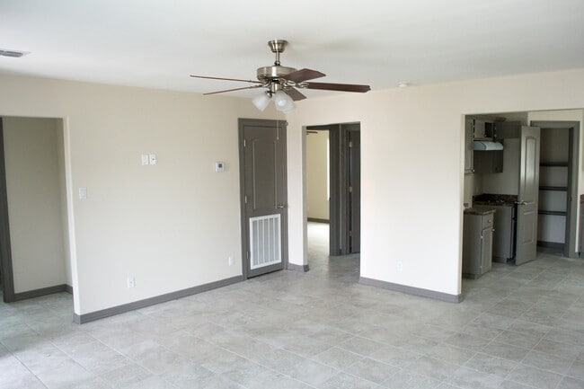 1010 Jesse St unit Upstairs, Weslaco, TX 78596 - photo 4
