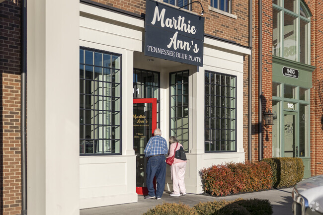 Cambridge Square has a number of restaurants to satisfy guests in Ooltewah Center.