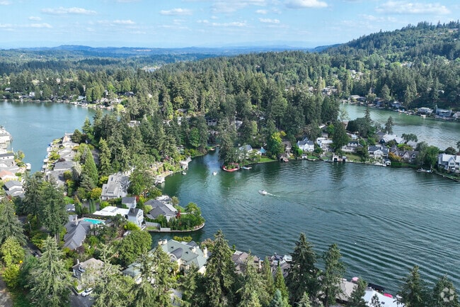 Country Club neighborhood has access to lake Oswego.