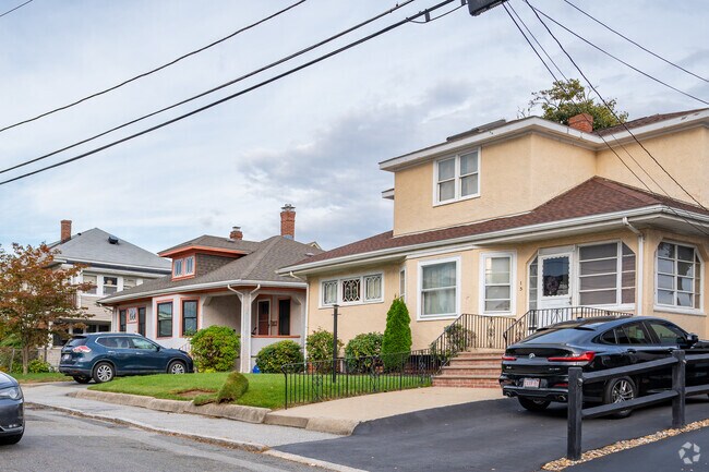 Some homes in Wellington have a texturized exterior.