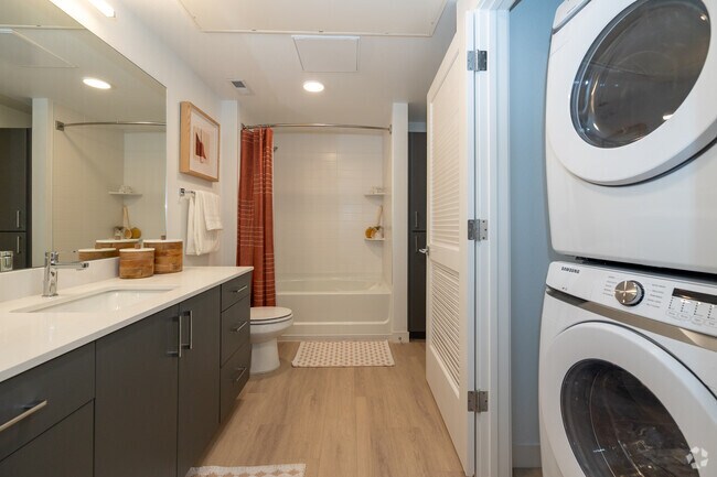 1BR, 1BA - 833SF - Bathroom