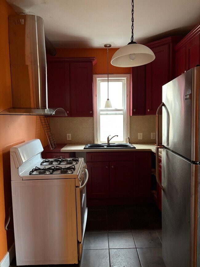 129 Willow St unit 129 willow St 1st fl, Waterbury, CT 06710 - photo 6