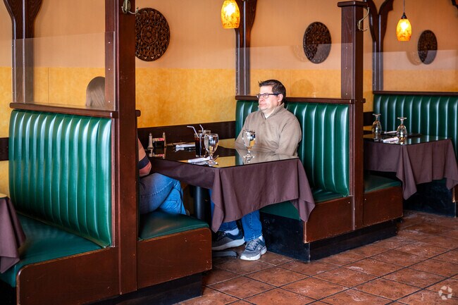 Sitara Indian Restaurant serves flavorful Indian cuisine in Western Oaks.