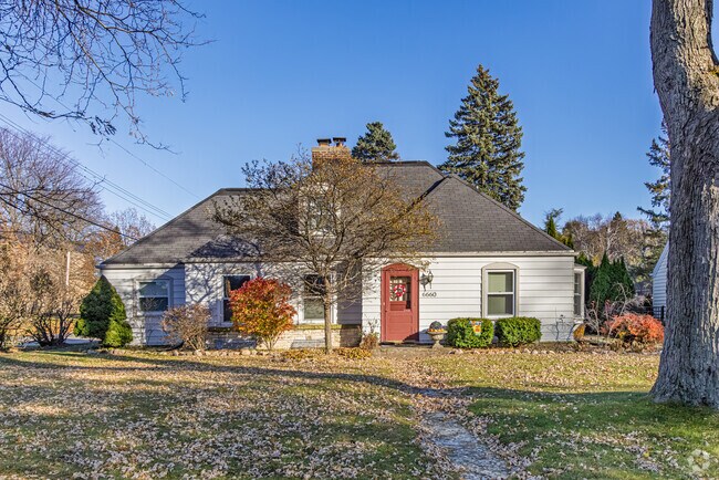 Mixed materials add style to Nicolet real estate.