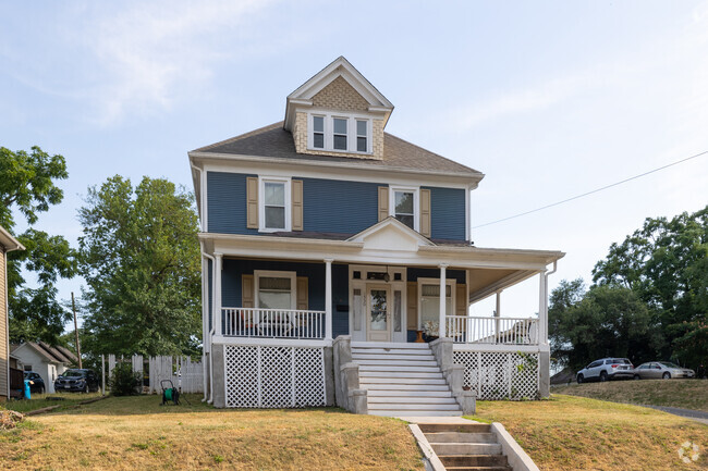 The American Foursquare home has many examples in Mountain View and many are well manicured.