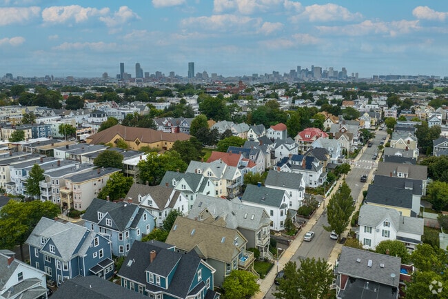 With its proximity to Downtown Boston, it's no wonder people love living in Savin Hill.