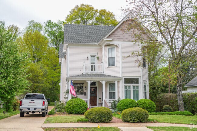 West Point’s Queen Anne architecture reflects the city’s rich history, showcasing late 19th-century design and Southern craftsmanship.